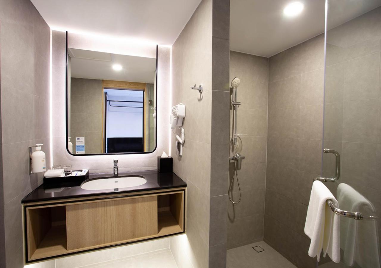 Holiday Inn Express & Suites Bangkok Central Pier By Ihg Exterior photo