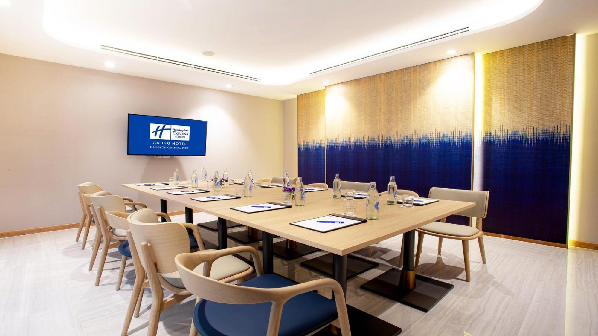 Holiday Inn Express & Suites Bangkok Central Pier By Ihg Exterior photo