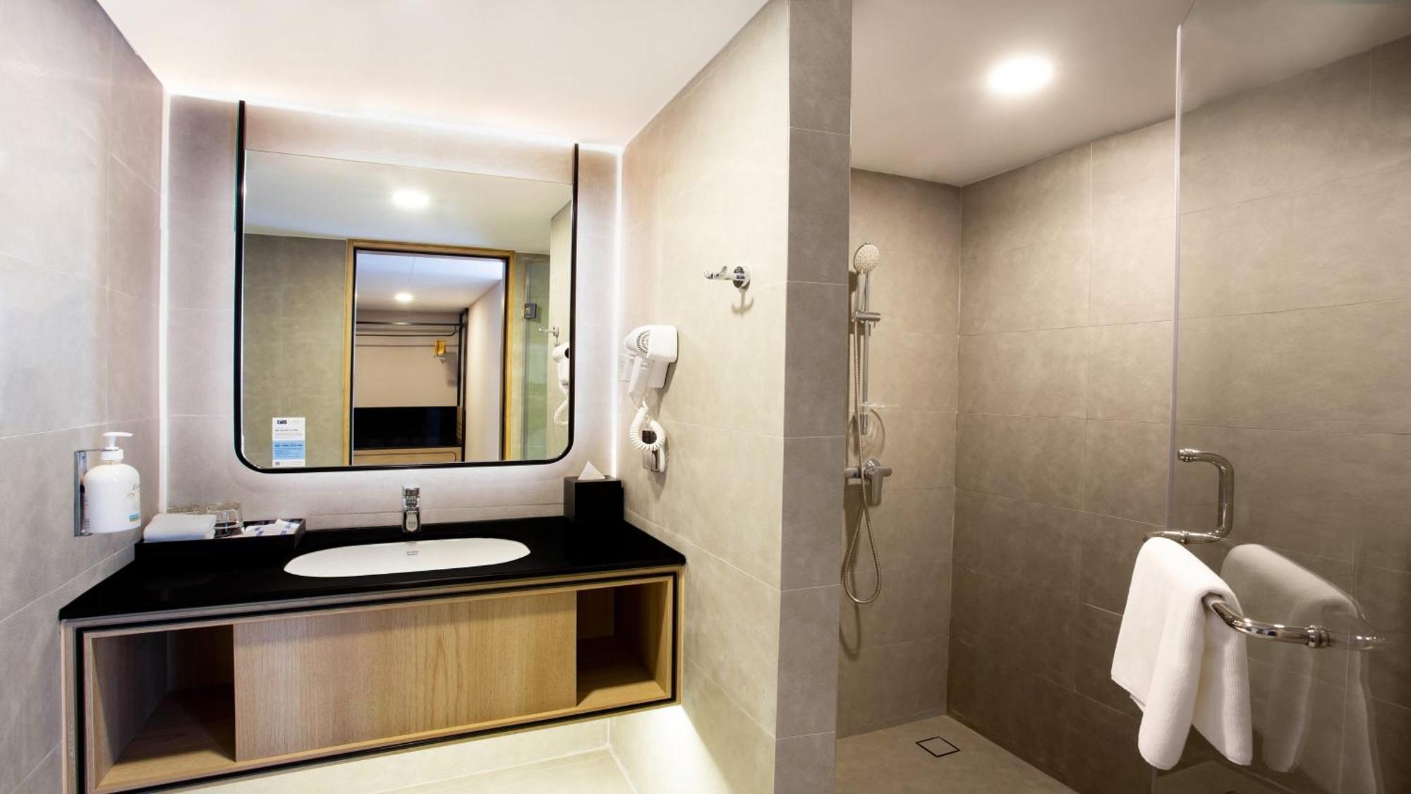 Holiday Inn Express & Suites Bangkok Central Pier By Ihg Exterior photo